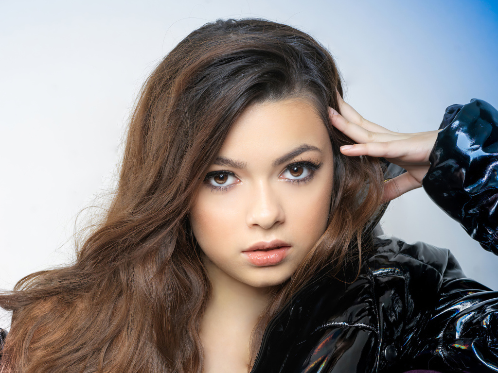 Молодая кареглазая девушка, американская актриса Никки Хан