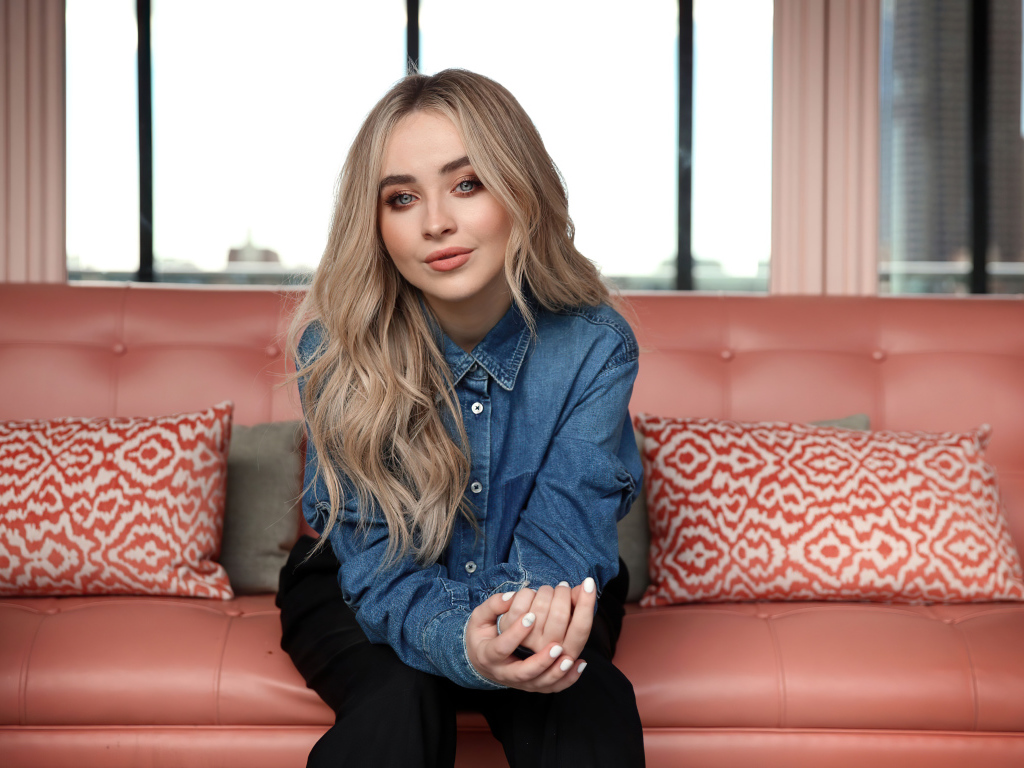 Молодая длинноволосая девушка, американская актриса и певица Сабрина Карпентер