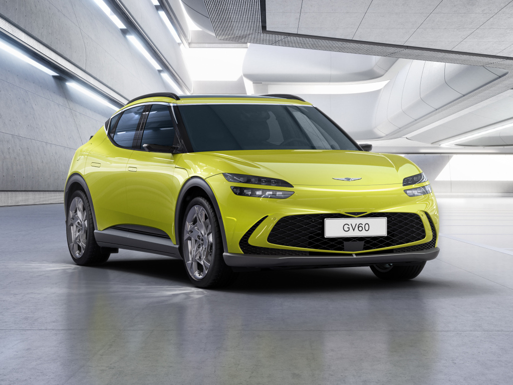 Желтый автомобиль Genesis GV60, 2021 года в здании