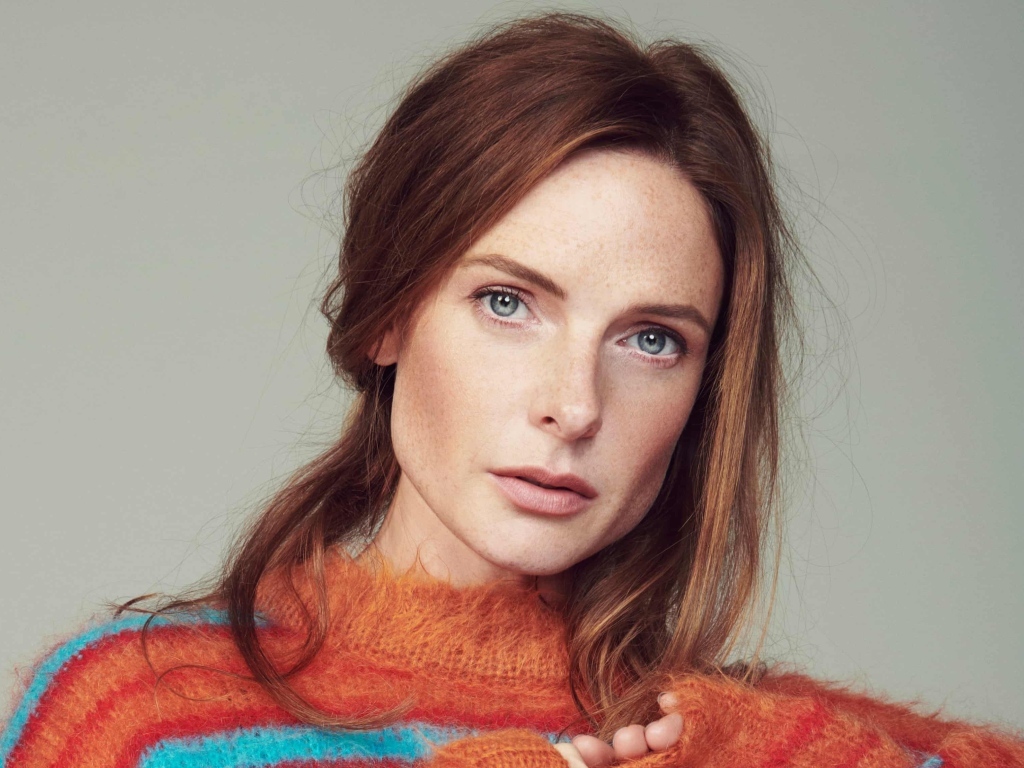 Рыжеволосая актриса Ребекка Фергюсон на сером фоне