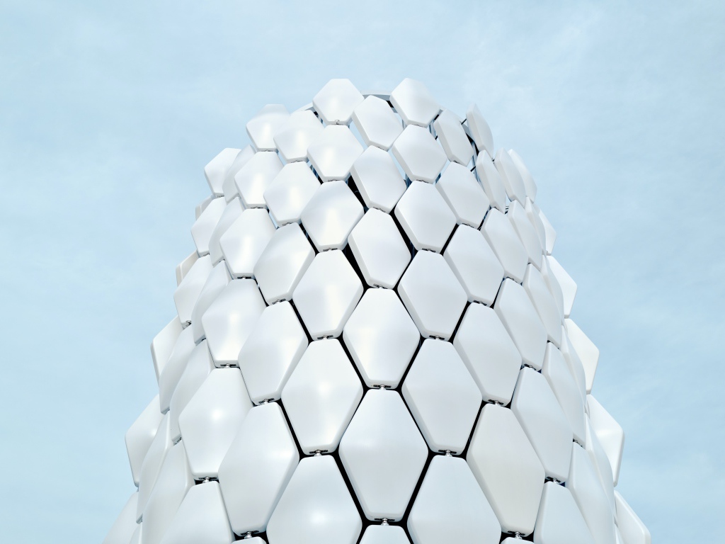 Белые соты на голубом фоне 