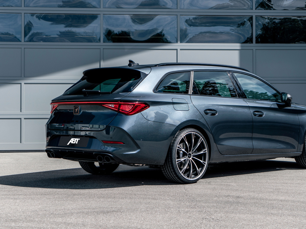 Автомобиль ABT Cupra León Sportstourer 2021 года вид сзади