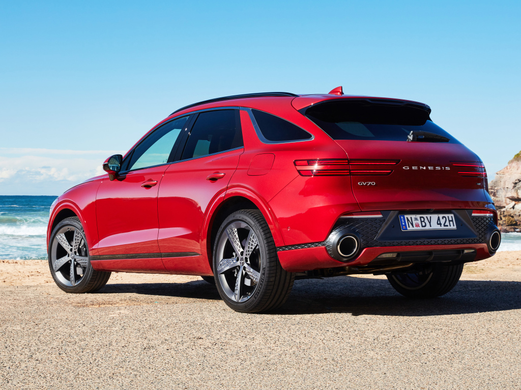 Красный автомобиль Genesis GV70 2.5T AWD 2021 года вид сзади 