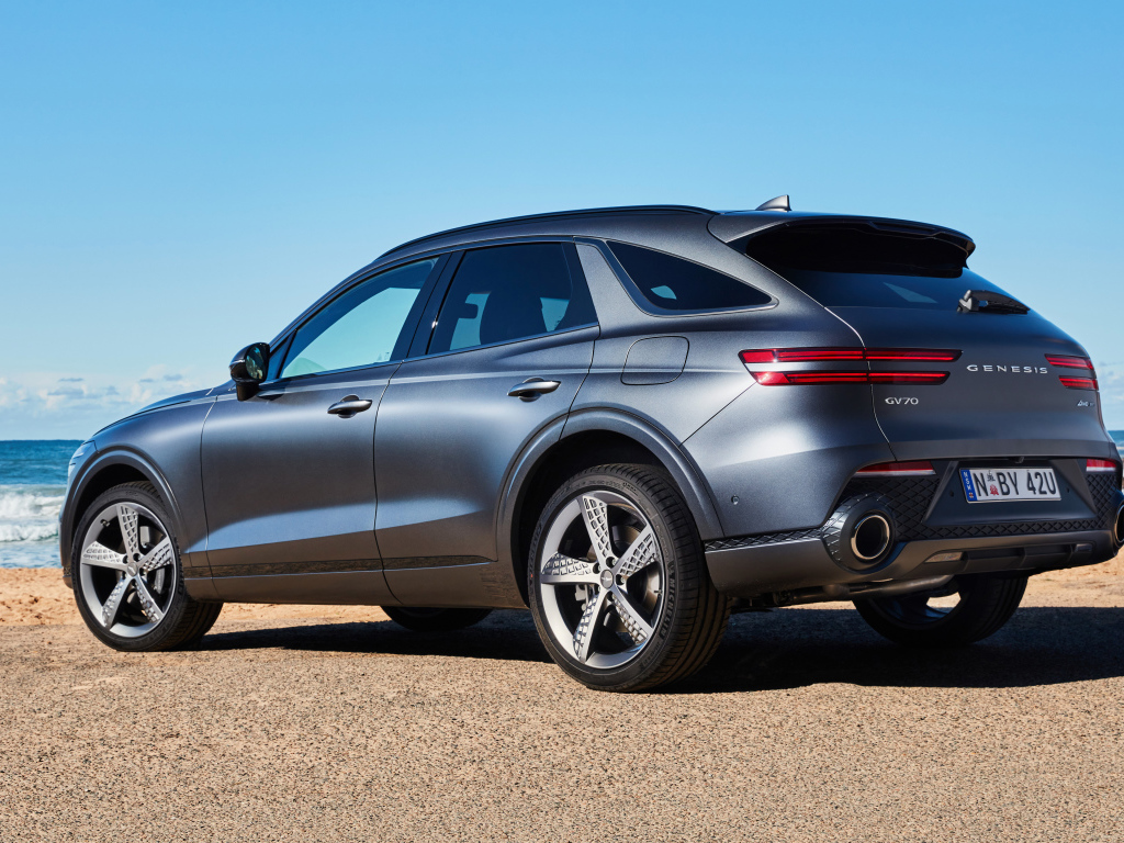 Серебристый автомобиль Genesis GV70 3.5T AWD 2021 года вид сзади 