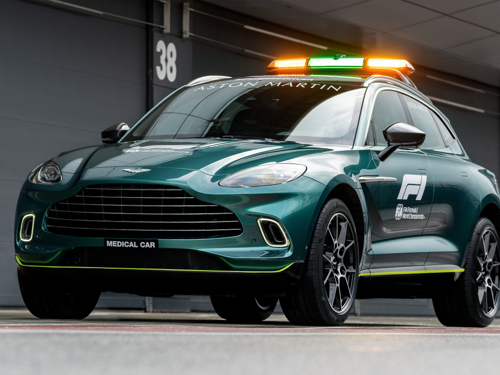 Зеленый автомобиль Aston Martin DBX F1 Medical Car 2021 года