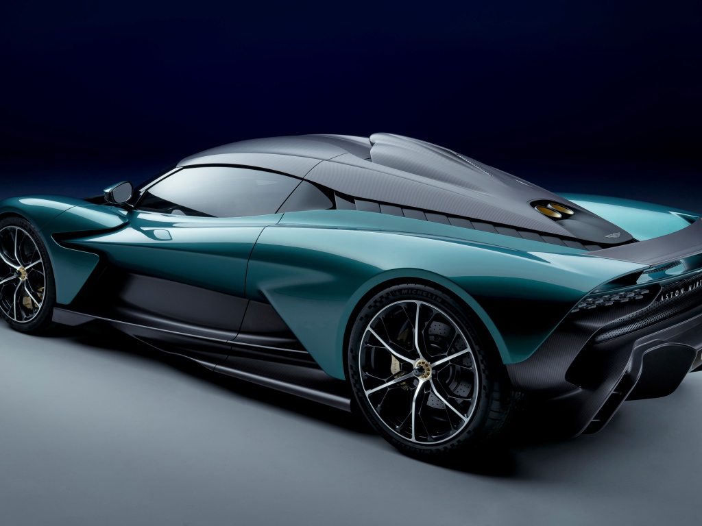 Автомобиль Aston Martin Valhalla 2021 года