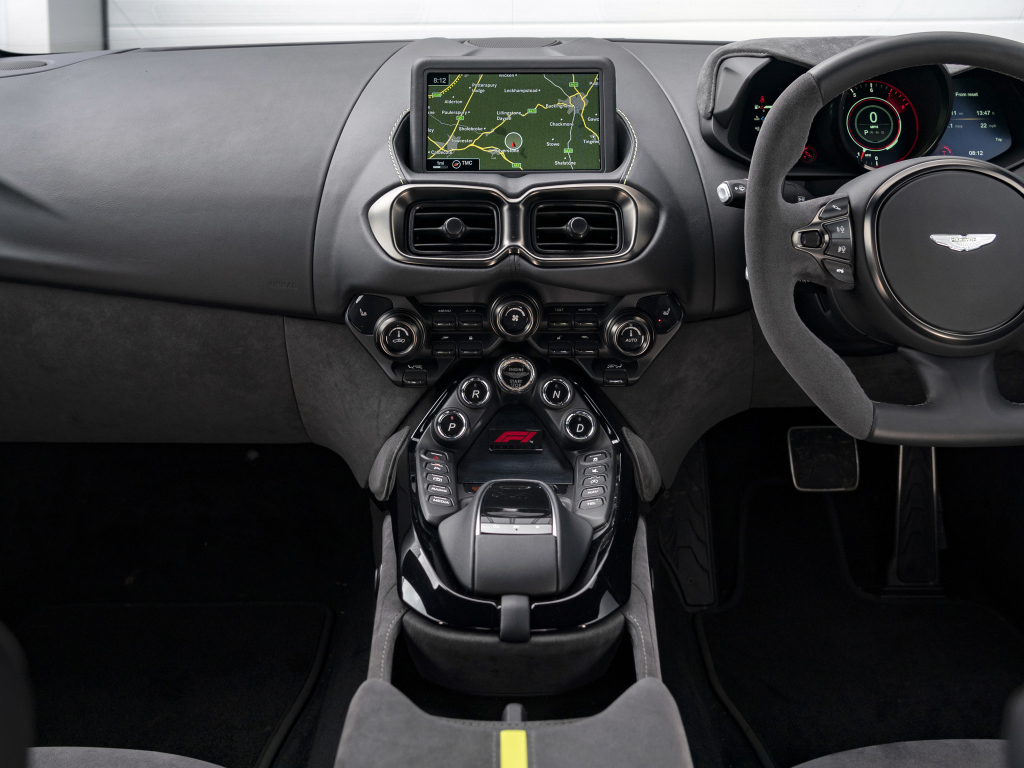 Дорогой черный салон автомобиля Aston Martin Vantage F1 Edition 2021 года