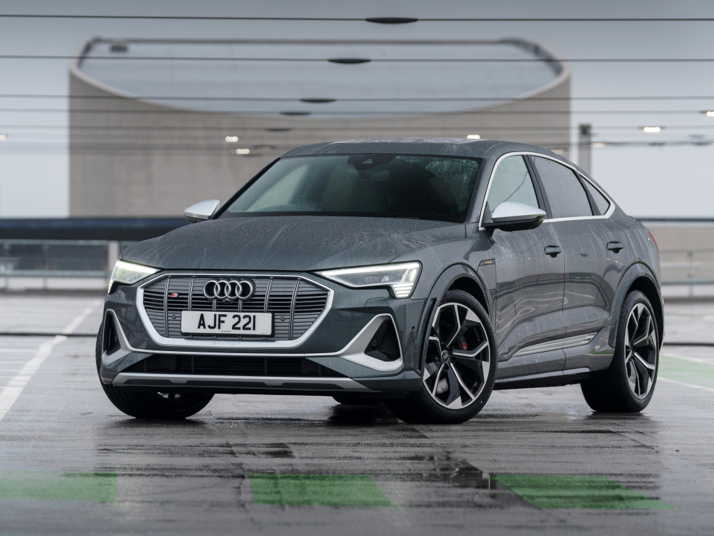 Автомобиль Audi E-Tron S Sportback 2021 года на мокром асфальте