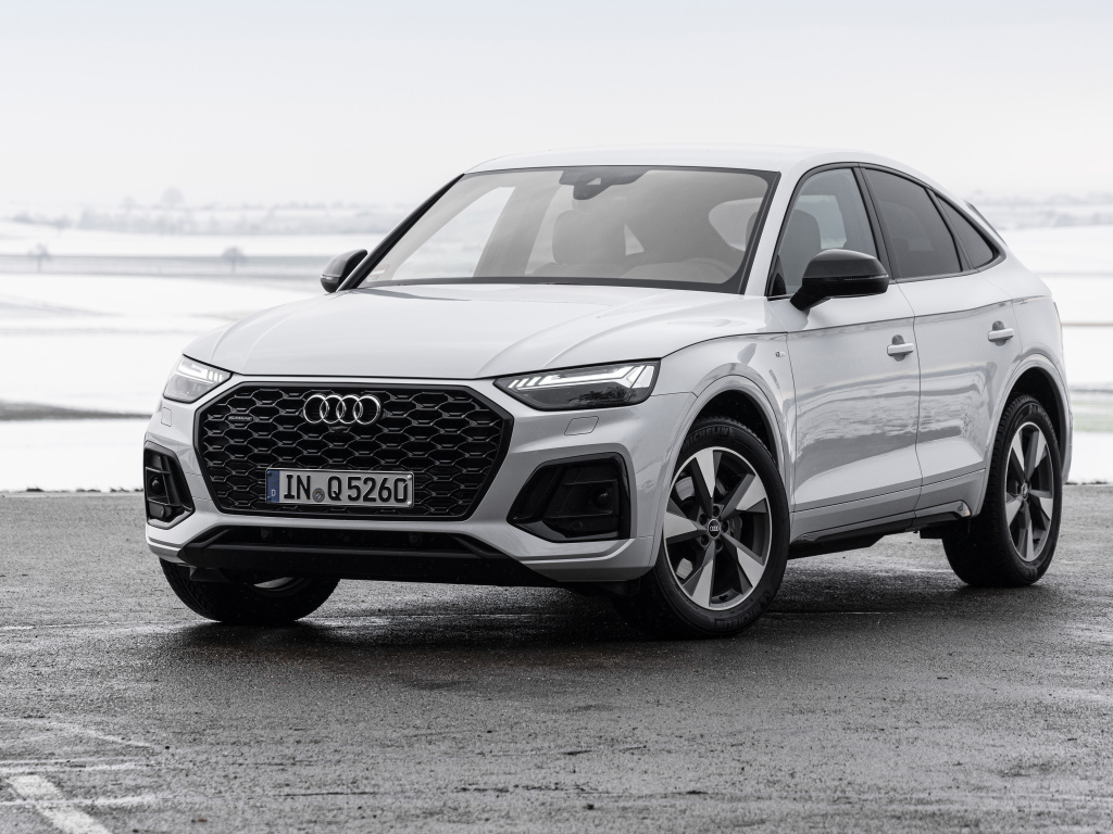 Серебристый автомобиль Audi Q5 Sportback 40 TDI Quattro S Line 2021 года