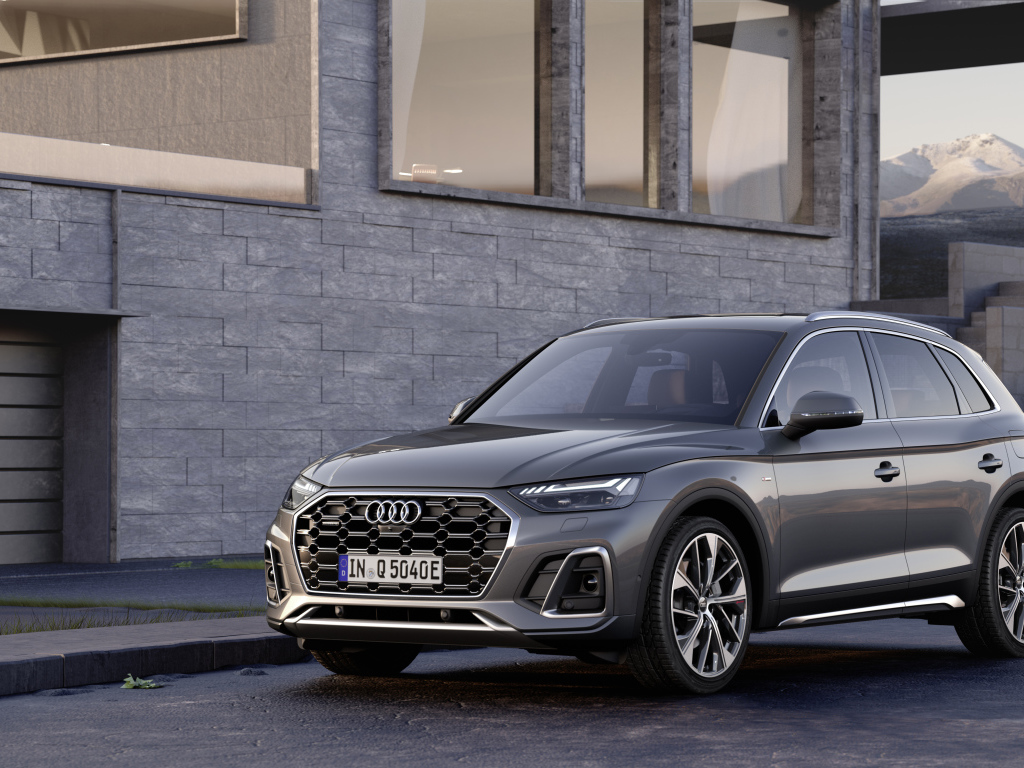Автомобиль Audi Q5 55 TFSI E Quattro S Line у дома