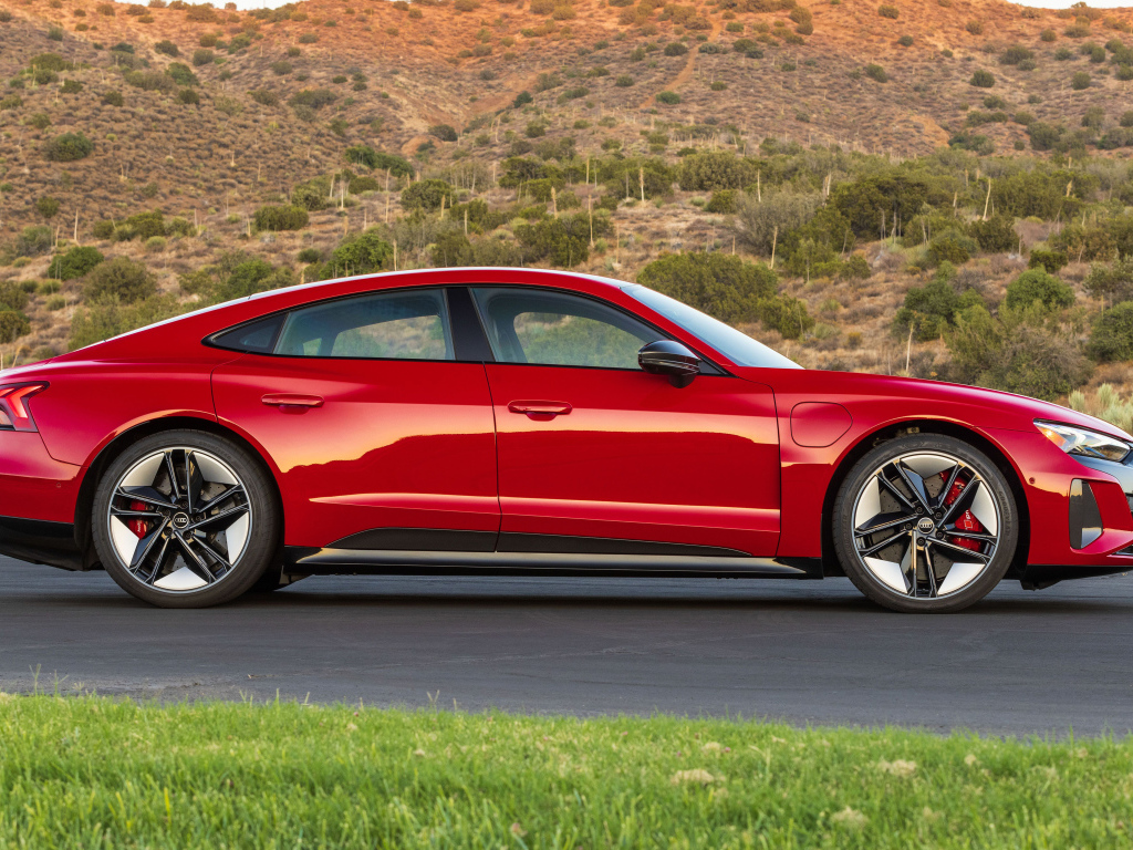 Красный Audi RS E-Tron GT, 2022 года вид сбоку