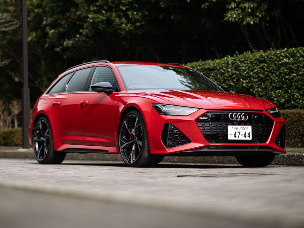 Новый красный автомобиль Audi RS 6 Avant 2021 года