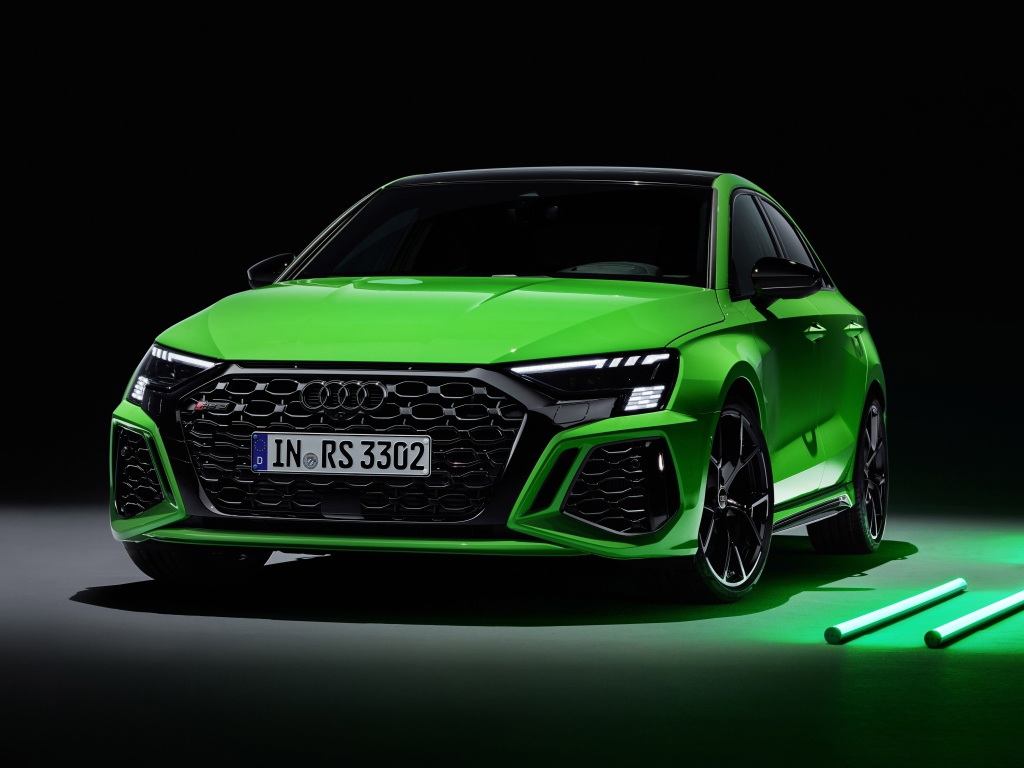 Зеленый автомобиль Audi RS 3 Sedan 2021 года в свете софитов