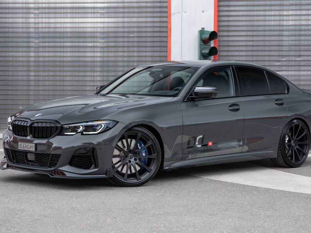 Серебристый автомобиль BMW M340i XDrive DÄHLer Competition Line 2021 года