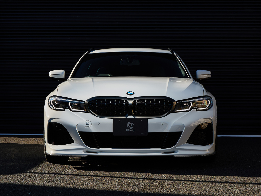 Белый автомобиль BMW M340i XDrive Touring 2021 года вид спереди