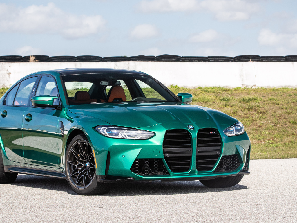 Автомобиль BMW M3, 2021 года в лучах солнца