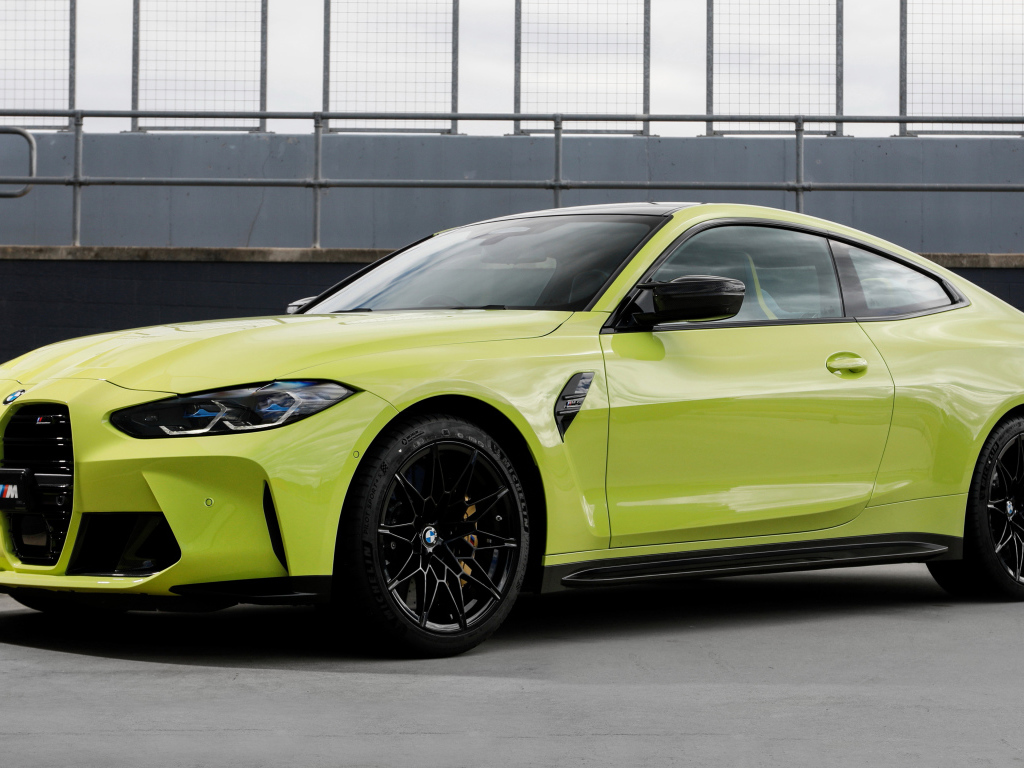 Желтый автомобиль BMW M4 Competition 2021 года