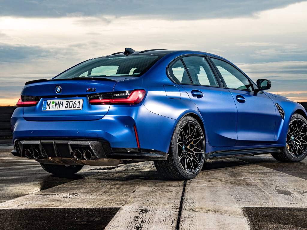 Синий автомобиль BMW M3 вид сзади
