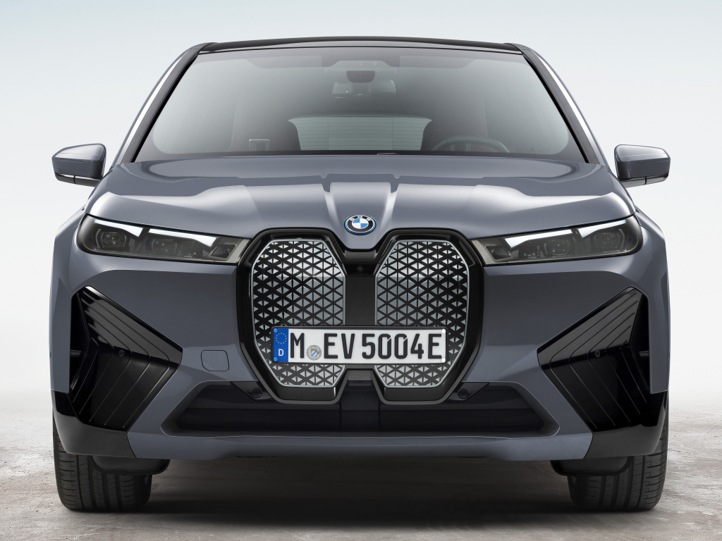 Серебристый автомобиль BMW IX XDrive50 Sport 2021 года на белом фоне