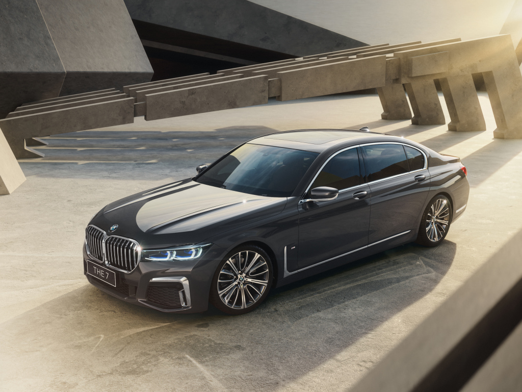 Черный автомобиль BMW 740Li M Sport Individual 2021 года 