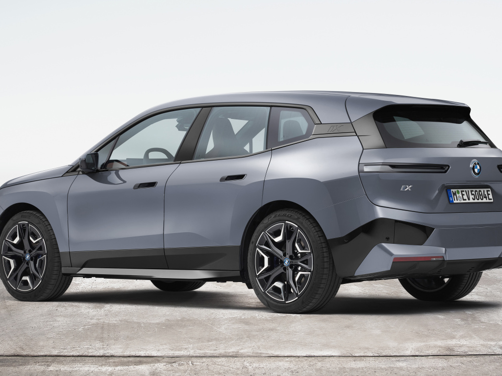 Внедорожник BMW IX XDrive50 Sport 2021  года на белом фоне