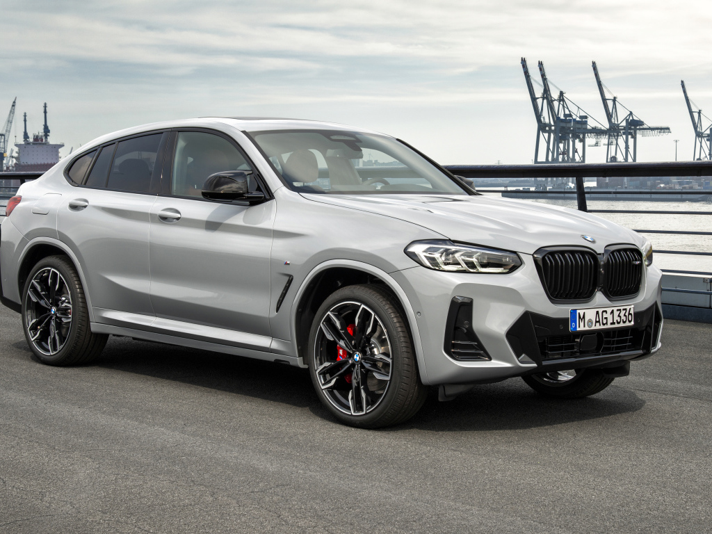Серебристый автомобиль BMW X4 M40i 2021 года в порту