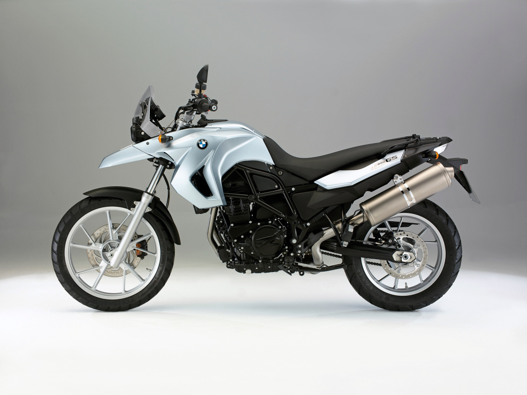Мотоцикл BMW  F 650 GS на сером фоне 