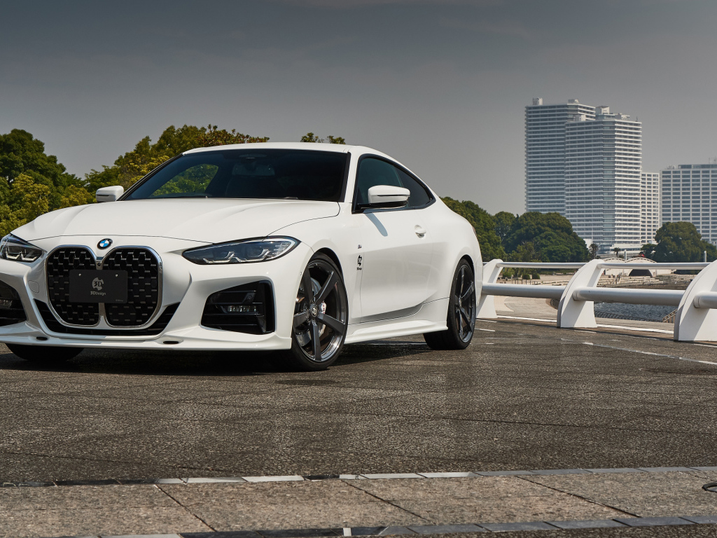 Белый автомобиль BMW 4 Series Coupé M Sport Package 2021 года у города
