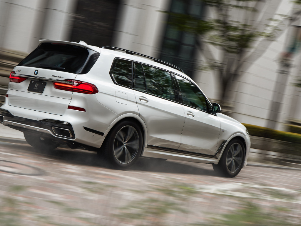 Белый автомобиль BMW X7 XDrive35d M Sport 2021 года вид сзади 