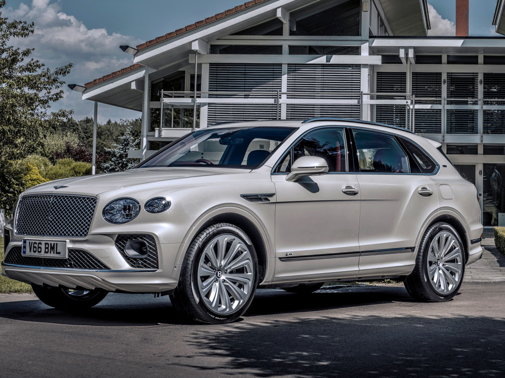 Автомобиль Bentley Bentayga Hybrid First Edition 2021 года у дома