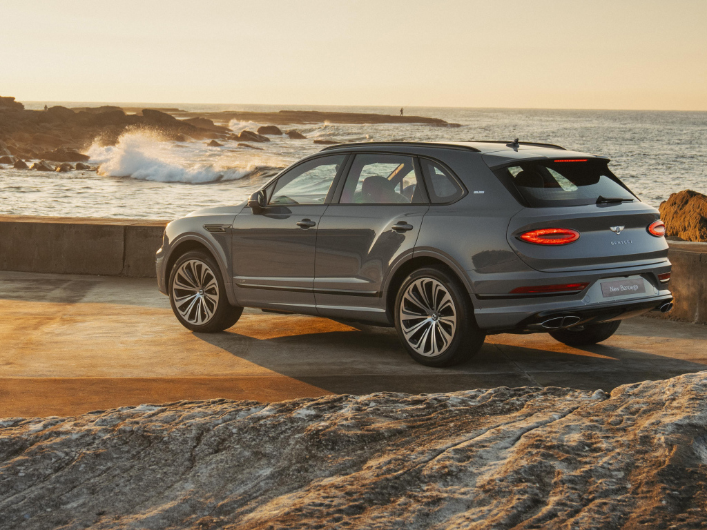 Автомобиль Bentley Bentayga V8 First Edition 2021 года вид сзади