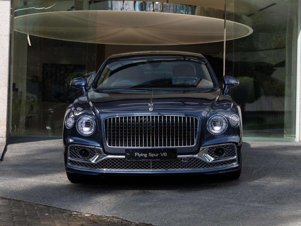Автомобиль Bentley Flying Spur V8 First Edition 2021 года вид спереди