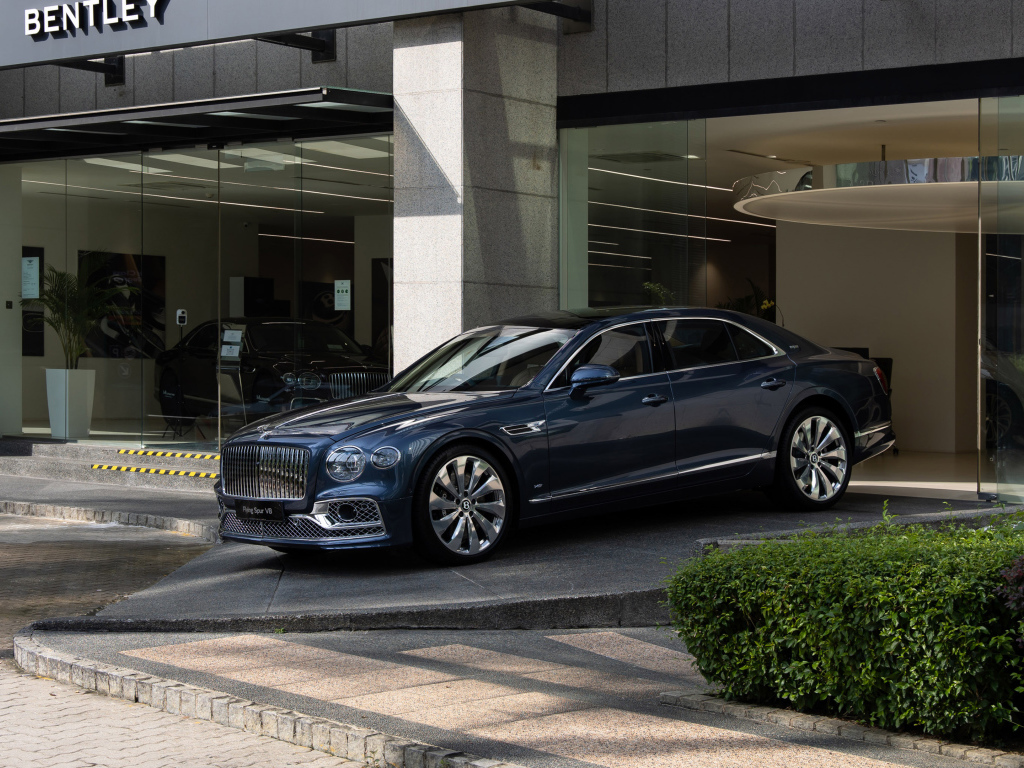 Автомобиль Bentley Flying Spur V8 First Edition 2021 года выезжает из салона