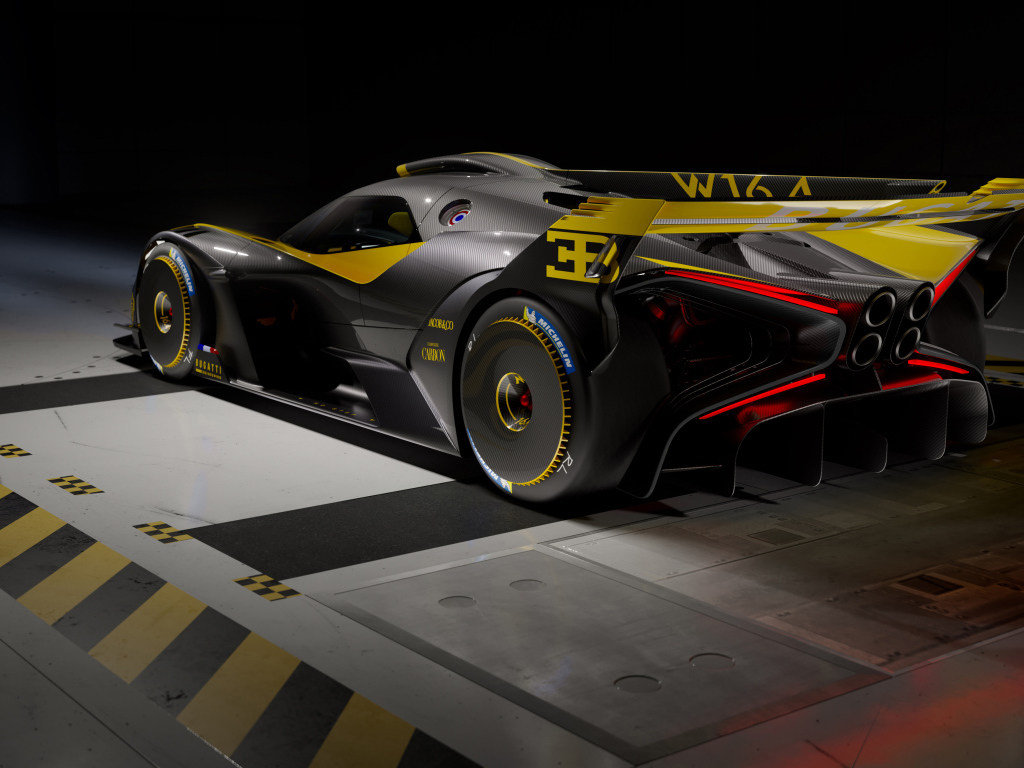 Автомобиль Bugatti Bolide 2022 года вид сзади
