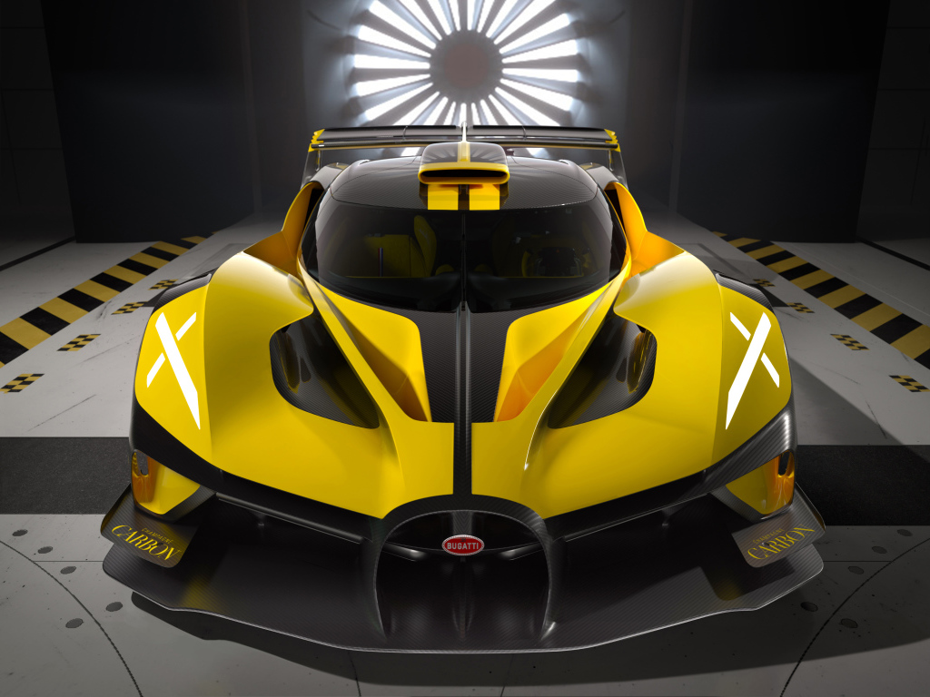 Желтый гоночный Bugatti Bolide 2022 года вид спереди