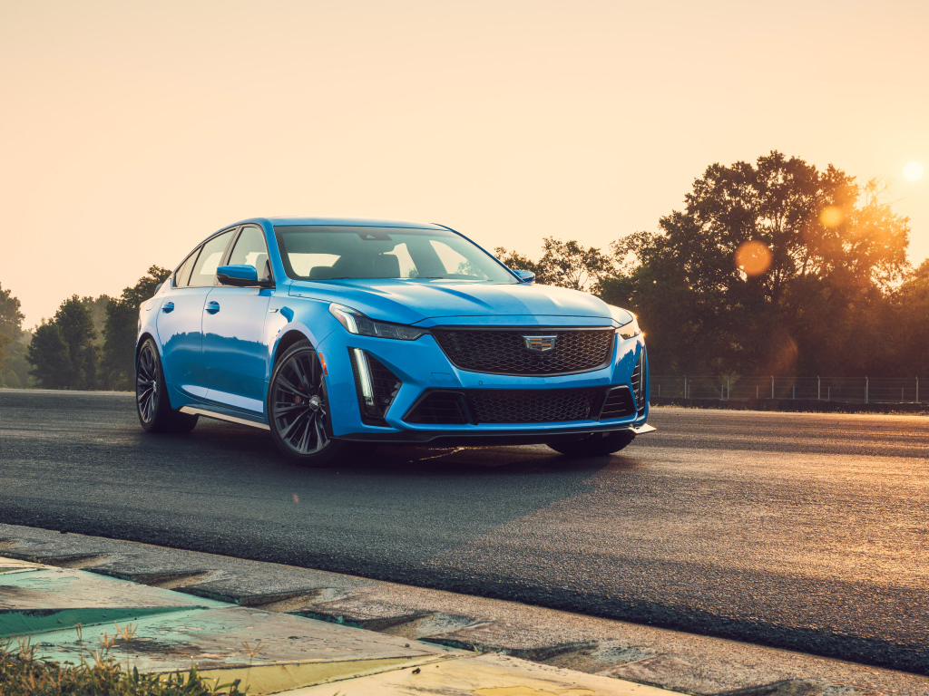 Синий автомобиль Cadillac CT5-V Blackwing, 2022 года на закате