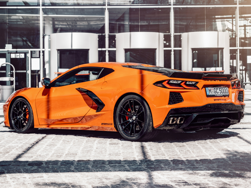 Оранжевый быстрый автомобиль Chevrolet Corvette 2021 года