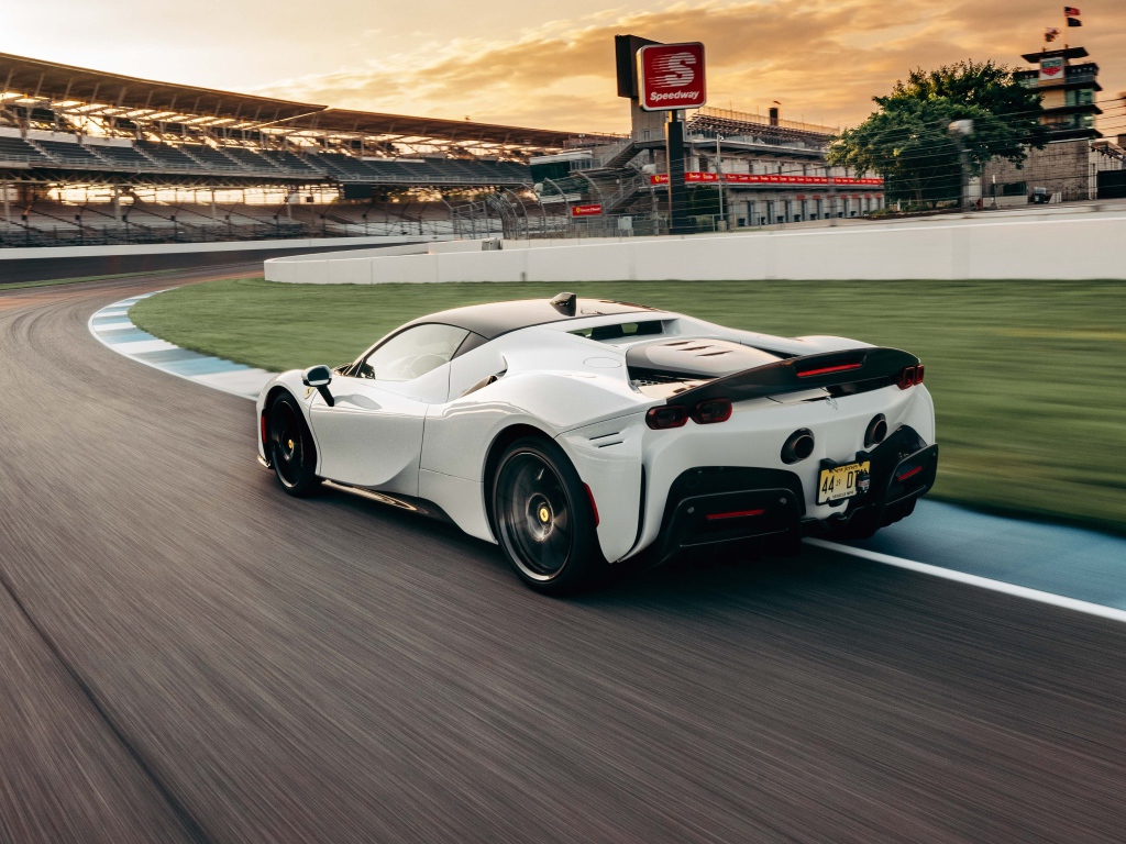 Белый автомобиль  Ferrari SF90 Stradale Assetto Fiorano 2021 года на стадионе