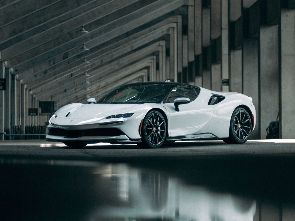 Белый автомобиль Ferrari SF90, 2021 года в ангаре 