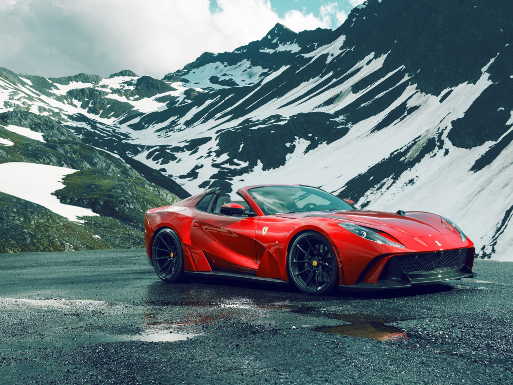 Красный автомобиль Novitec Ferrari 812 GTS N-Largo 2021 года у заснеженной горы