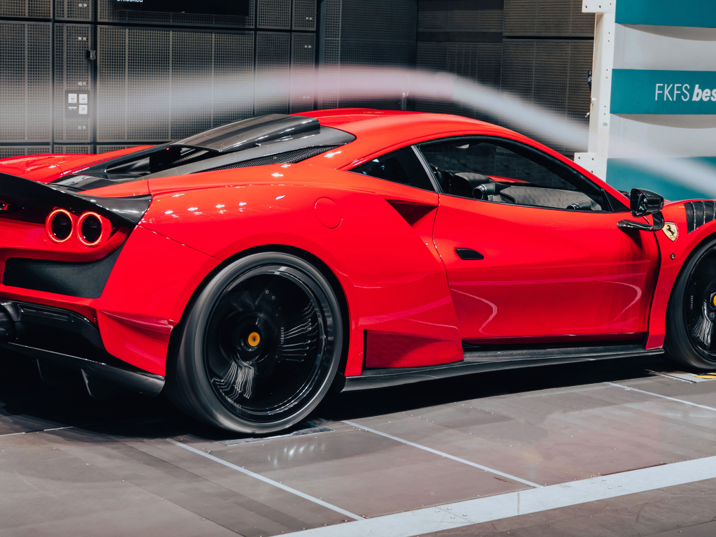 Красный спорткар Novitec Ferrari F8 Tributo N-Largo 2021 года вид сзади