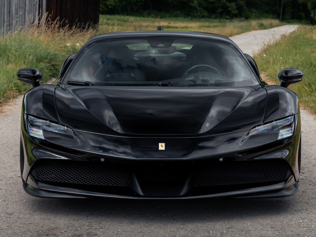 Черный автомобиль Novitec Ferrari SF90 Stradale 2021 вид спереди