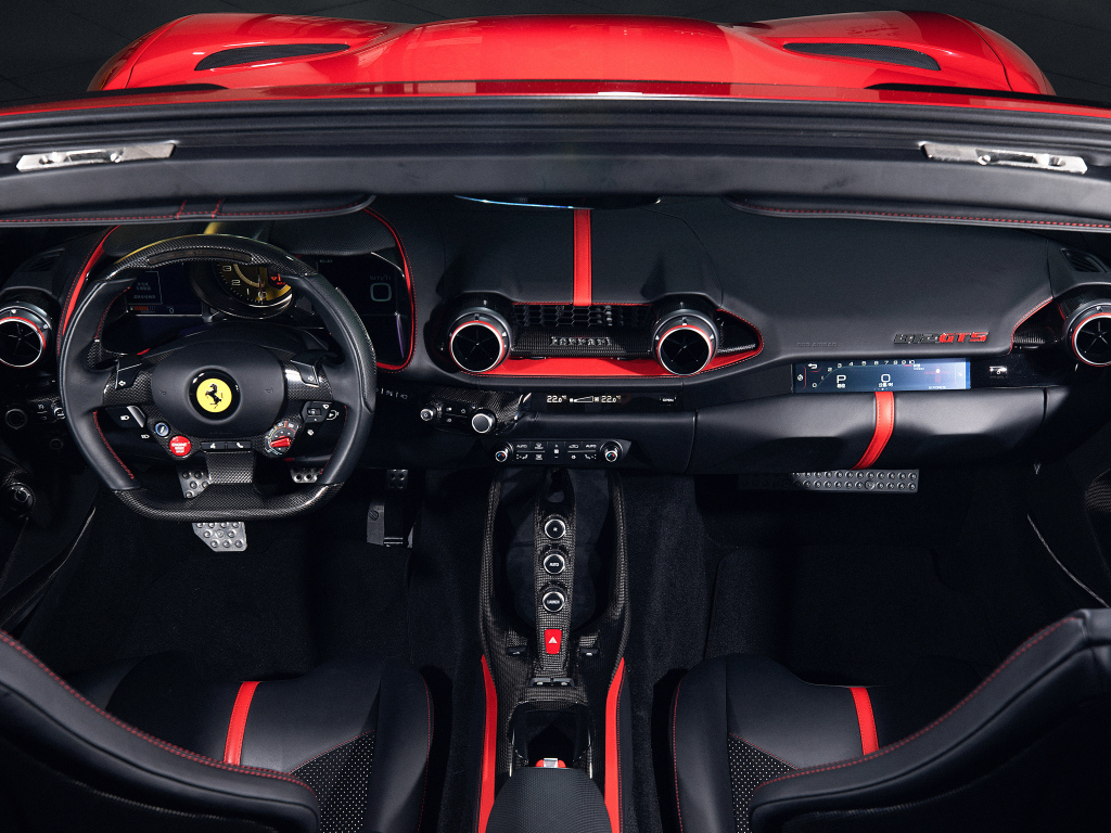 Черный салон красного автомобиля Ferrari 812 GTS
