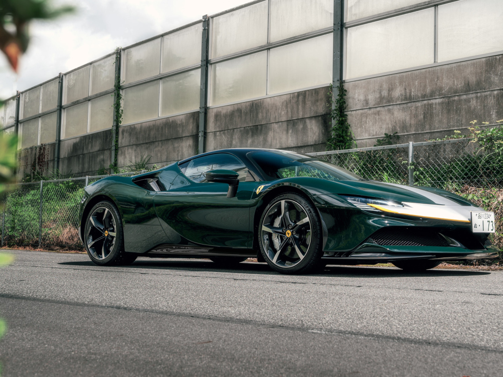 Автомобиль Ferrari SF90 Stradale Assetto Fiorano у стены