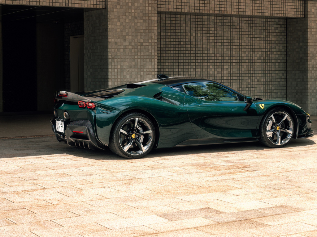 Спортивный Ferrari SF90 Stradale Assetto Fiorano у стены