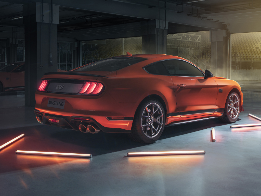 Быстрый автомобиль Ford Mustang Mach 1 2021 года вид сзади