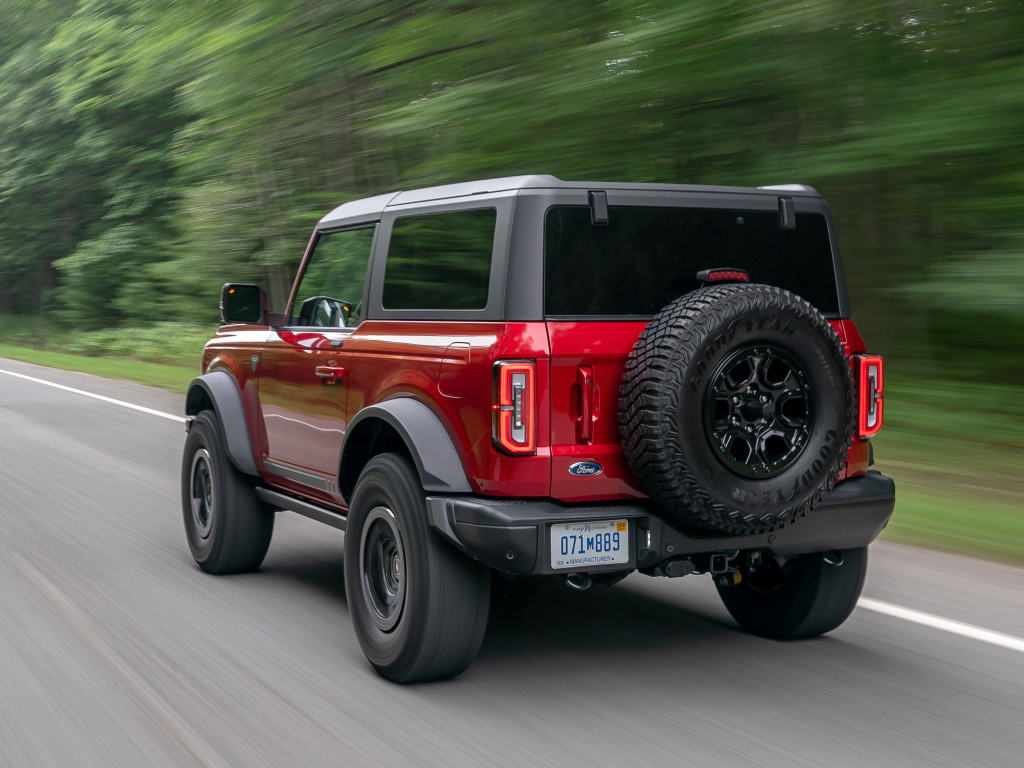 Красный джип Ford Bronco 2-Door, 2021 года вид сзади 