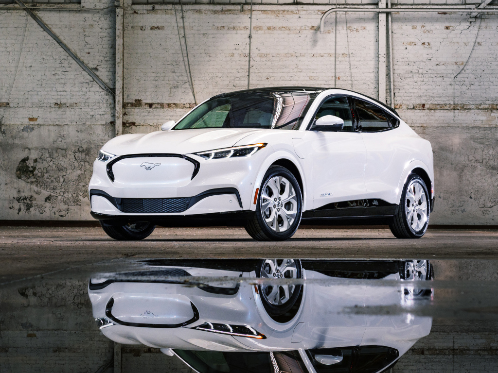 Белоснежный автомобиль  Ford Mustang Mach-E, 2022 года