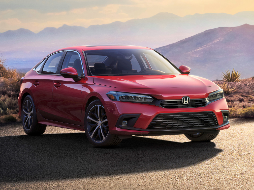 Красная новая Honda Civic, 2022 года в лучах солнца