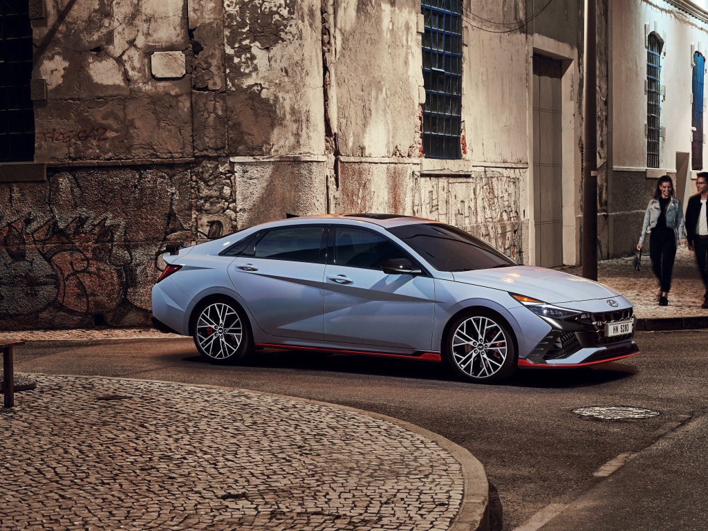 Серебристый автомобиль Hyundai Elantra N 2021 года в городе